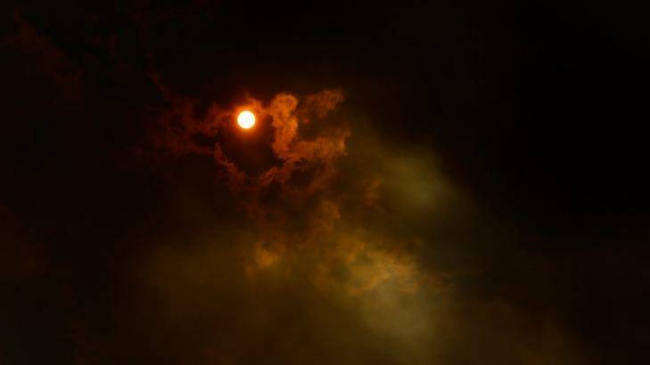 The sun fights to get through the smoke at Kurri Kurri. Photo: Jonathan Carroll