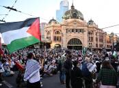 Protesters closed down Melbourne's Flinders Street intersection. (Joel Carrett/AAP PHOTOS)