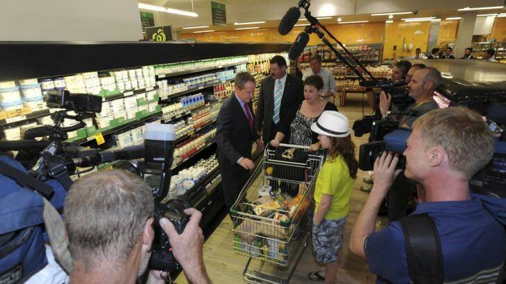 Shorten chats with the Grant family of Royalla, NSW during his Woolworths visit. Photo: Graham Tidy